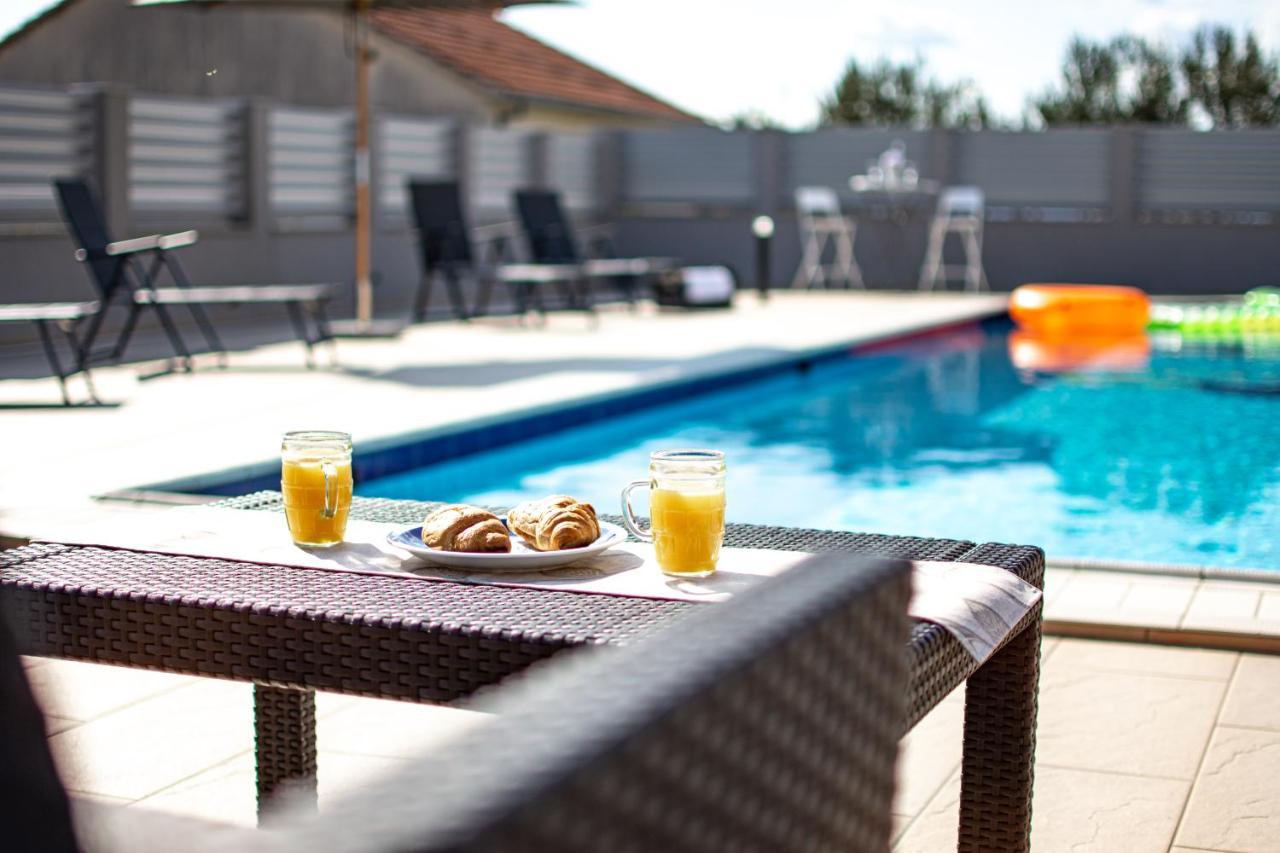 Spacious Villa For 10 With A Big Private Pool Триль Экстерьер фото