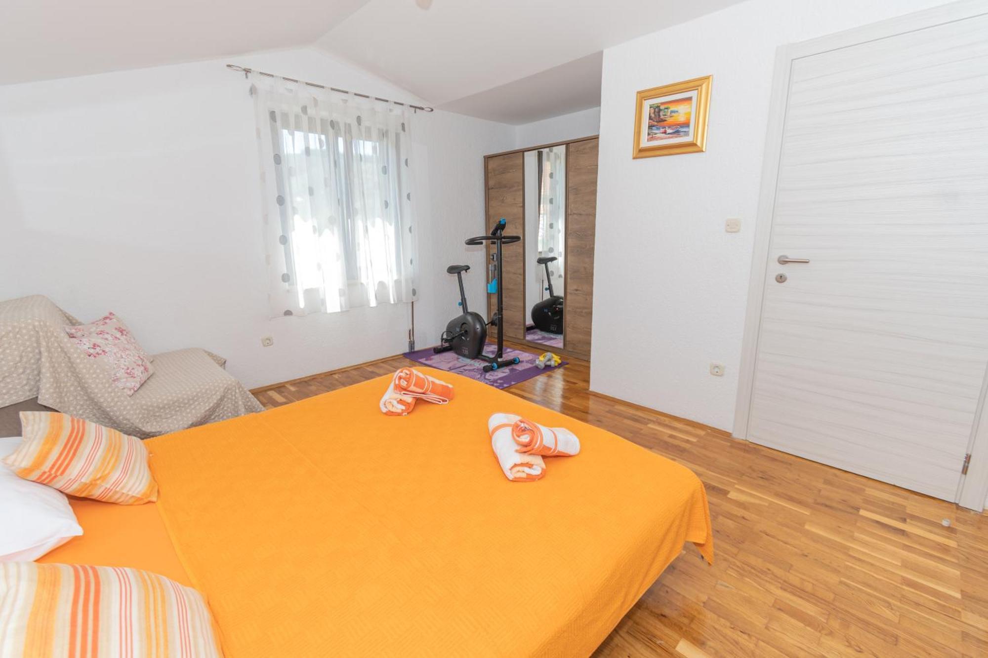 Spacious Villa For 10 With A Big Private Pool Триль Экстерьер фото