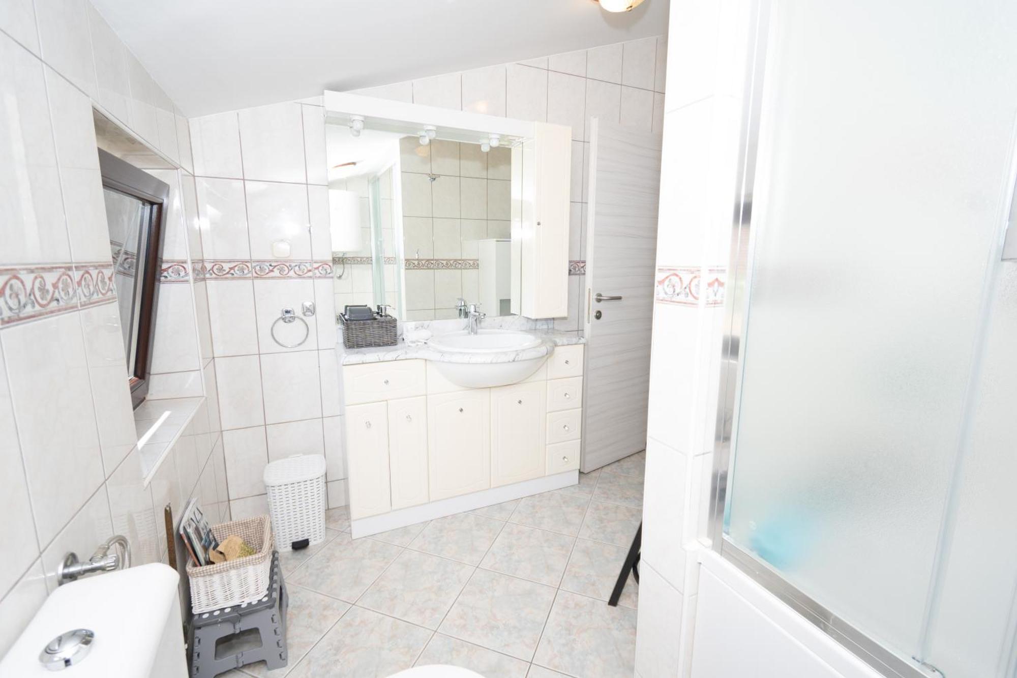 Spacious Villa For 10 With A Big Private Pool Триль Экстерьер фото