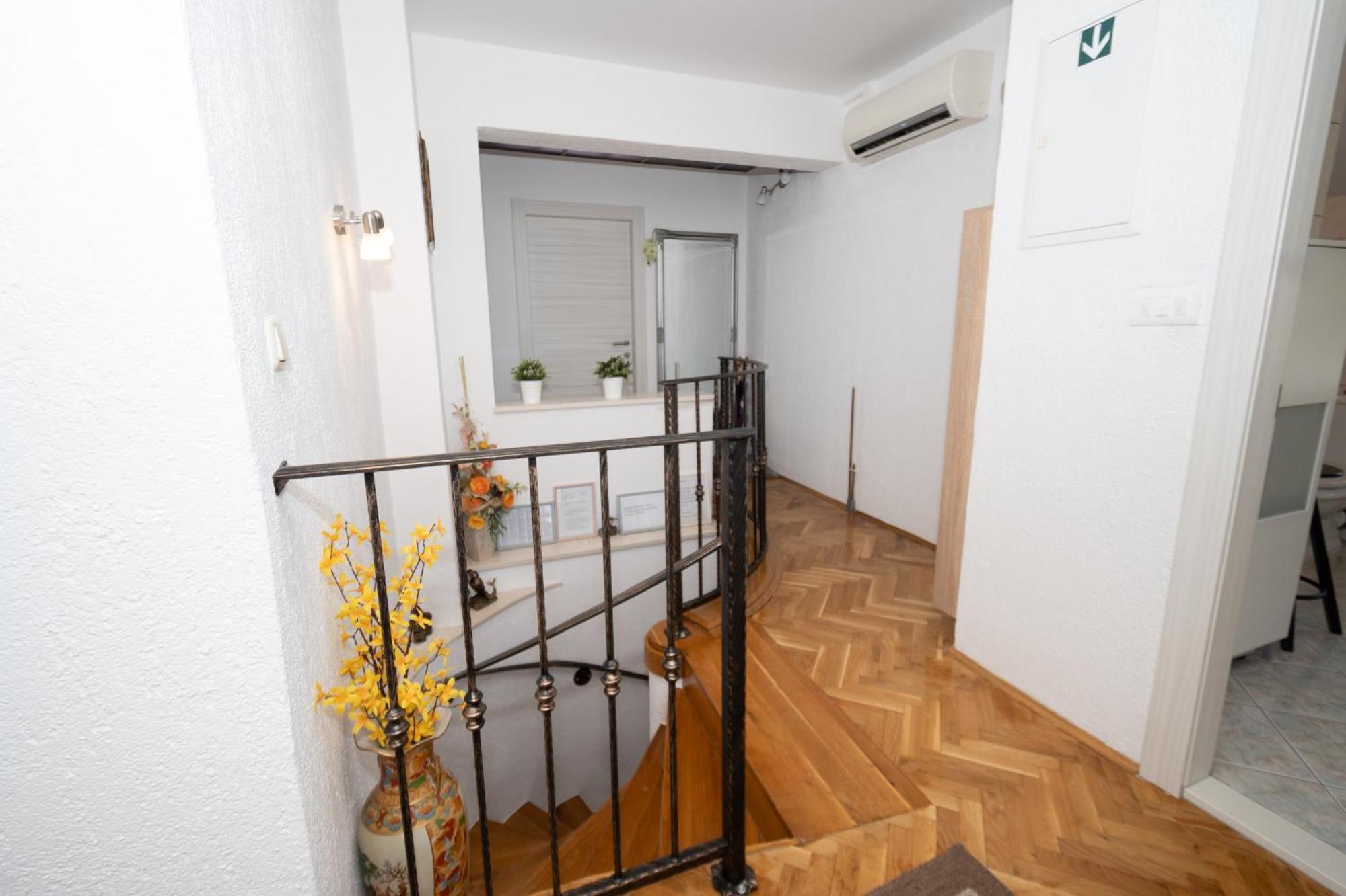 Spacious Villa For 10 With A Big Private Pool Триль Экстерьер фото
