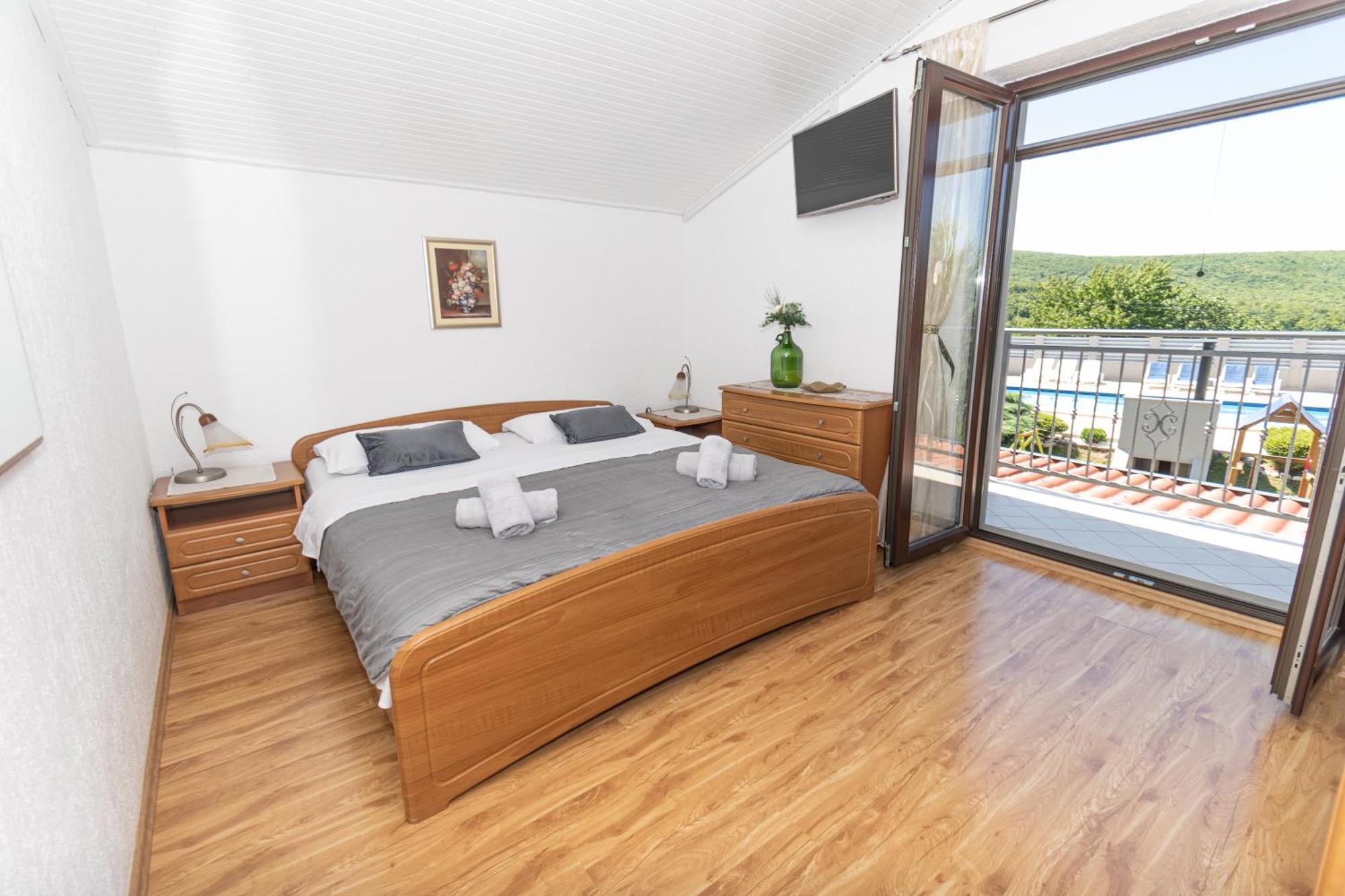 Spacious Villa For 10 With A Big Private Pool Триль Экстерьер фото