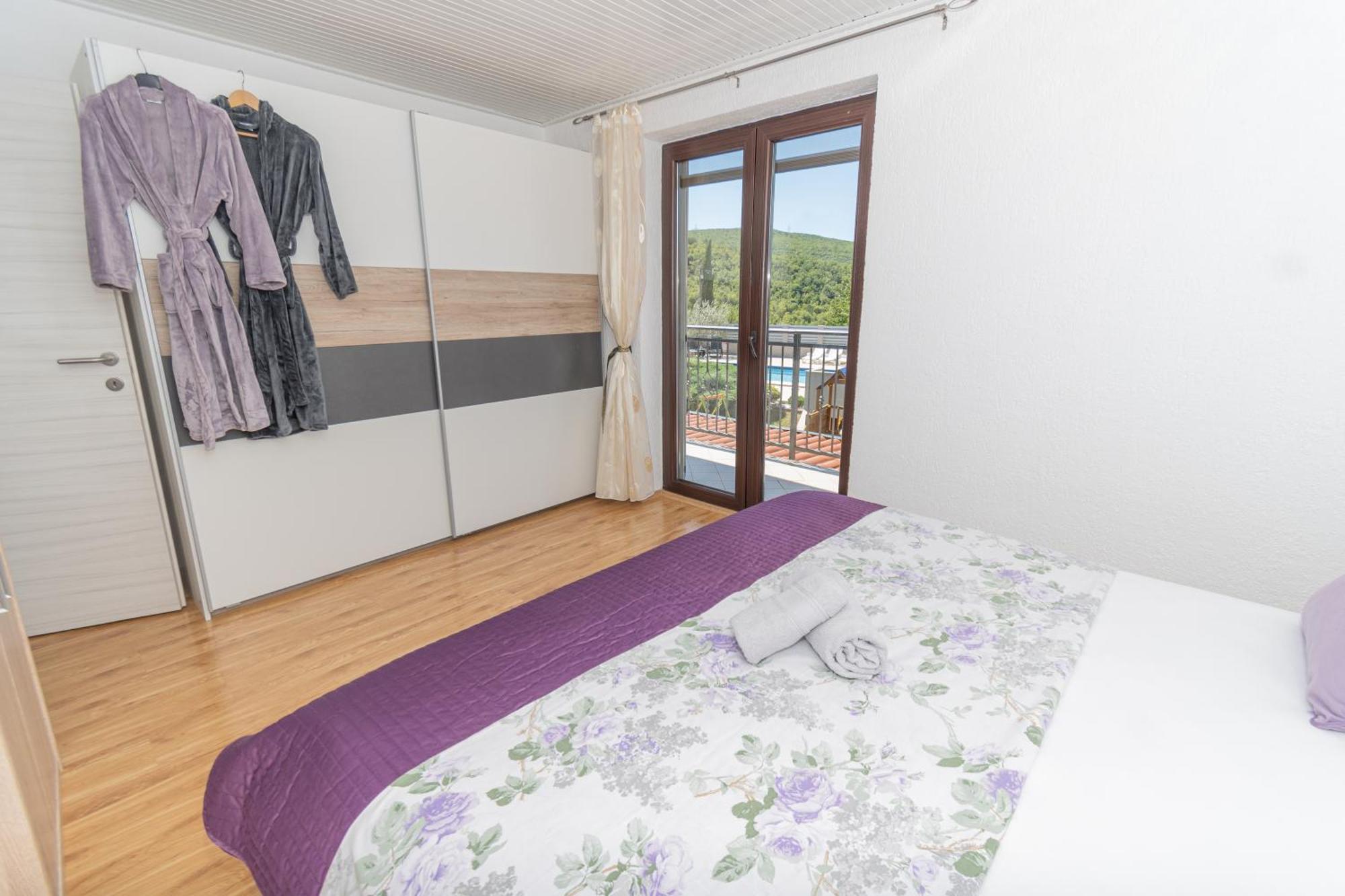 Spacious Villa For 10 With A Big Private Pool Триль Экстерьер фото