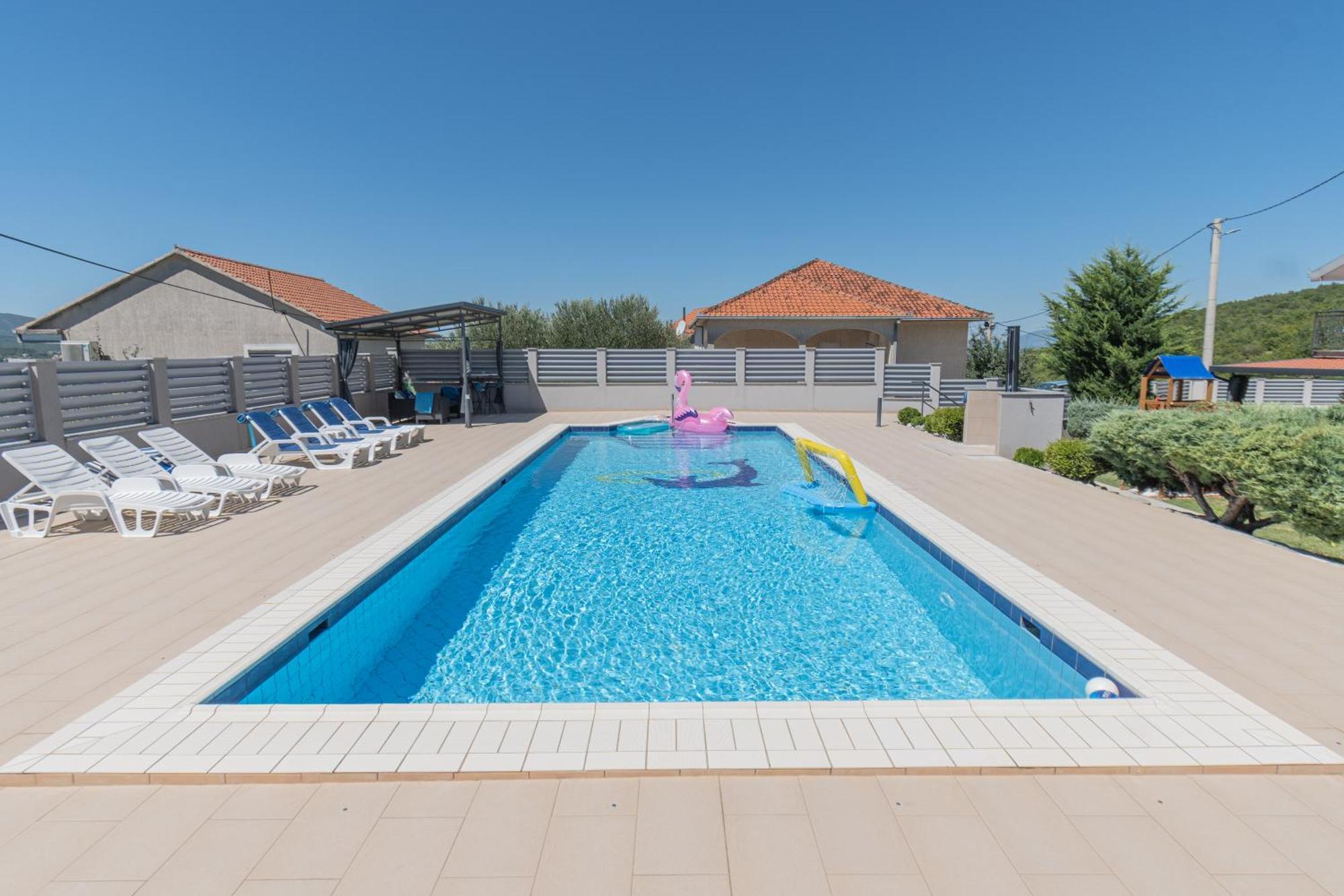 Spacious Villa For 10 With A Big Private Pool Триль Экстерьер фото