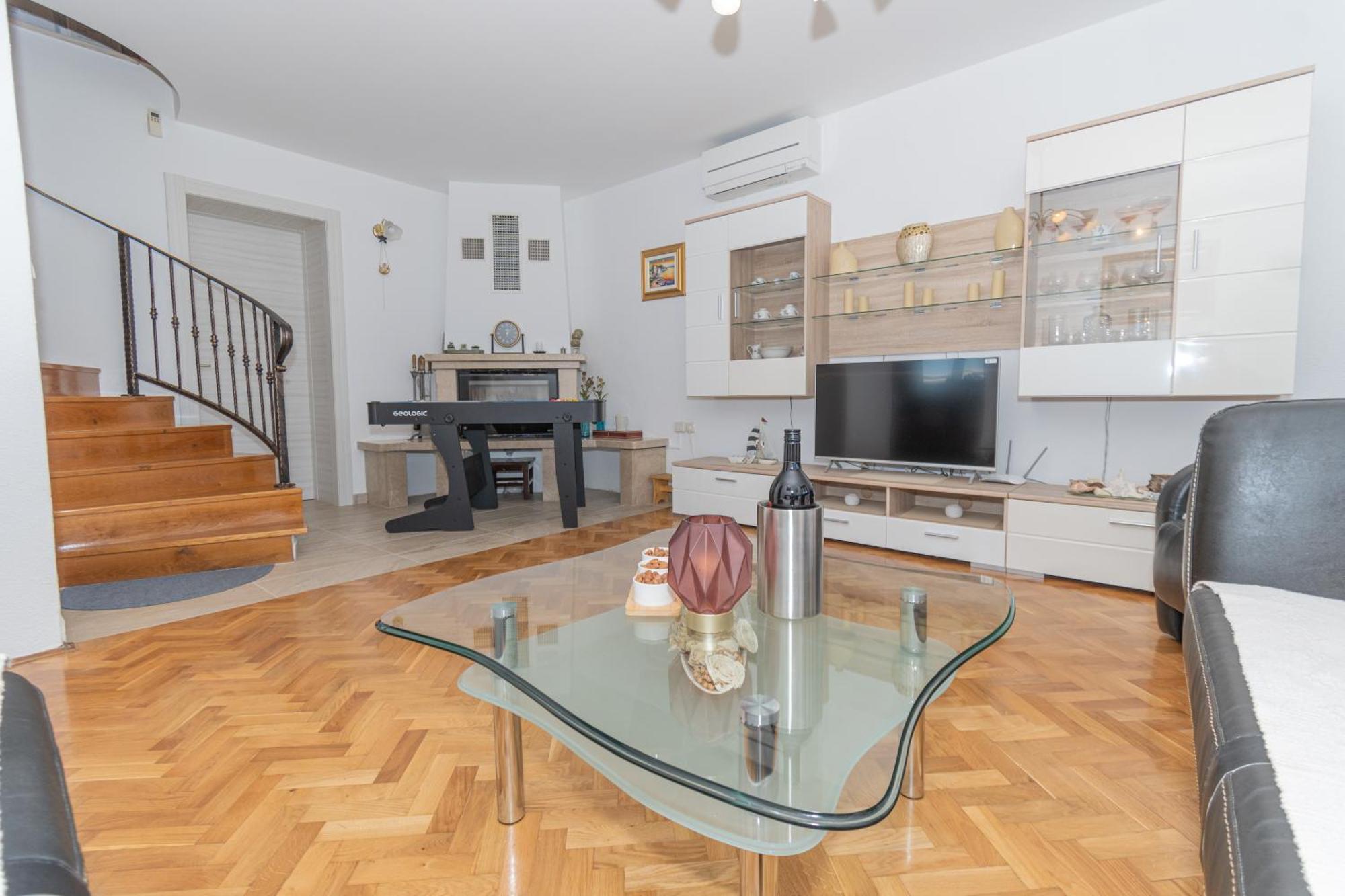 Spacious Villa For 10 With A Big Private Pool Триль Экстерьер фото
